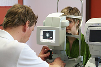 Auge einer Patientin wird untersucht